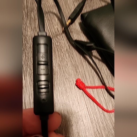 NWOT Headset/ Wired Ear Buds with Microphone - Picture 3 of 6